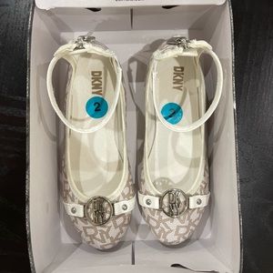 DKNY Girl’s Kids Dress Shoes Size 2 NWT